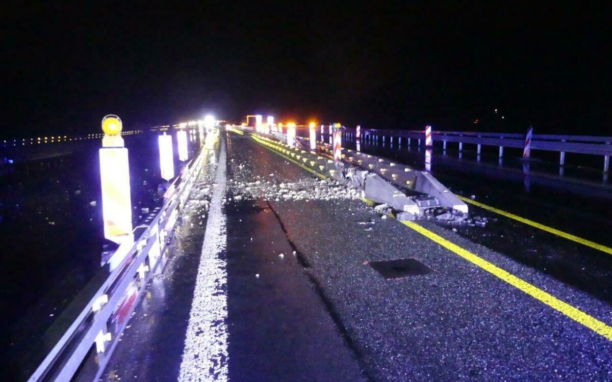 Nach Unfallflucht auf der A3 zerstörte Leitplanken und Scherben auf der Straße Nach Unfallflucht auf der A3 zerstörte Leitplanken und Scherben auf der Straße
